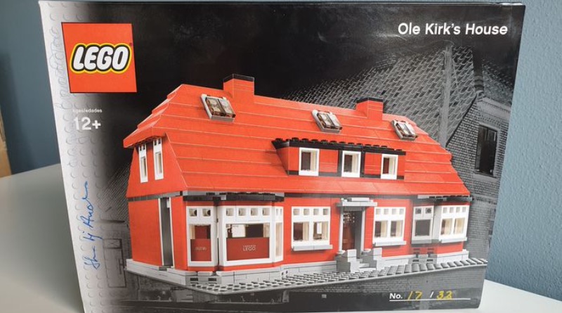 Inconceivably rare one-in-32 LEGO Inside Tour set up for auction