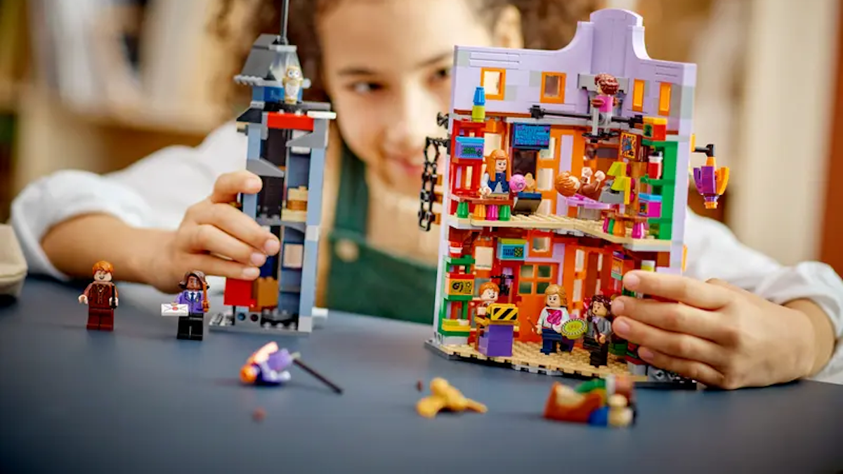 Every magical reference in LEGO Harry Potter 76422 Diagon Alley: Weasleys' Wizarding Wheezes