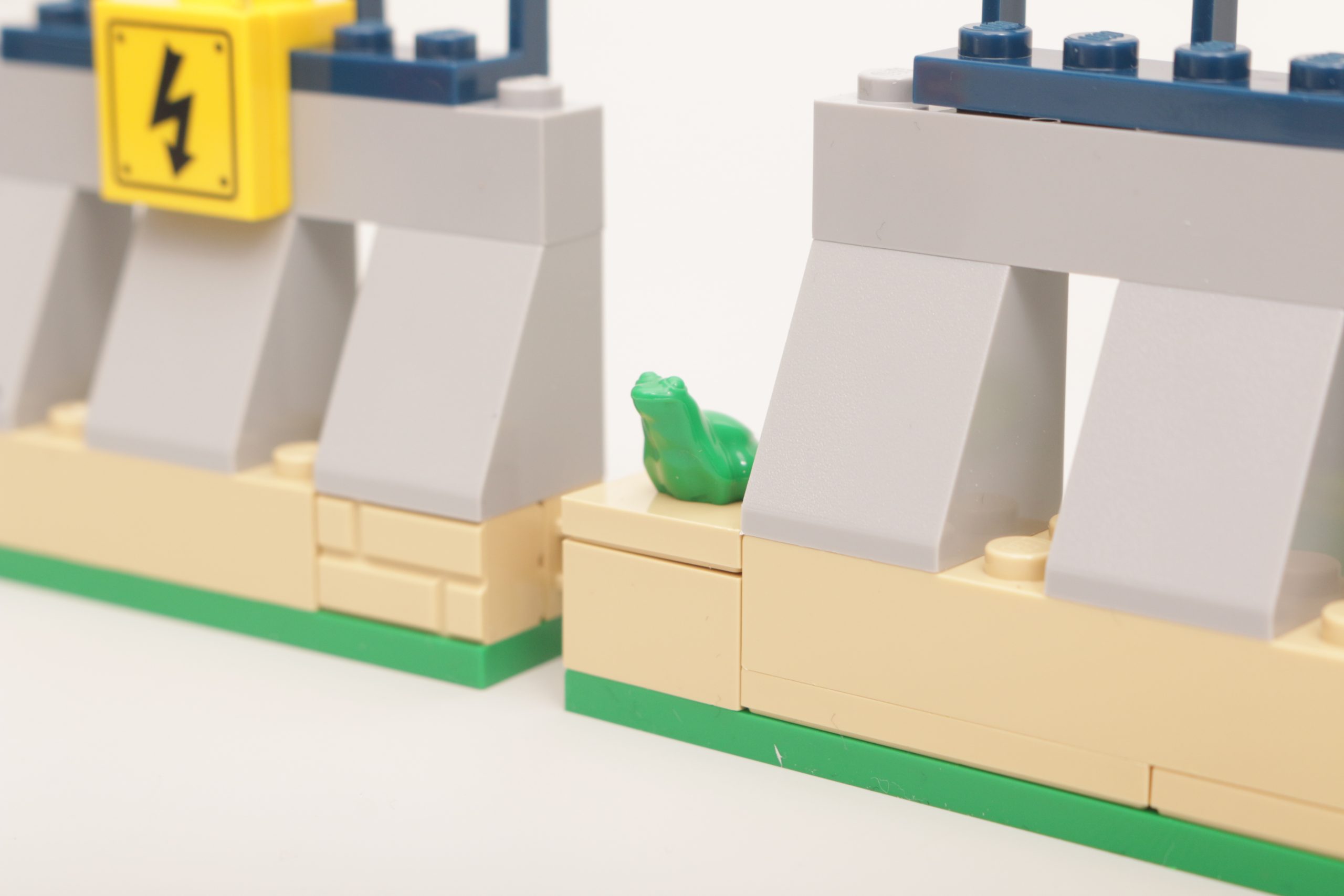 LEGO Jurassic Park 76957 Velociraptor Escape frog scaled