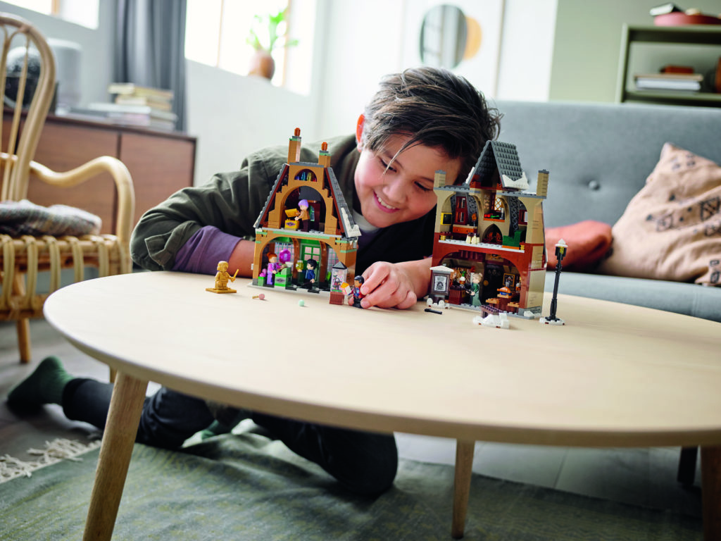 LEGO Harry Potter 76388 Hogsmeade Village Visit 3