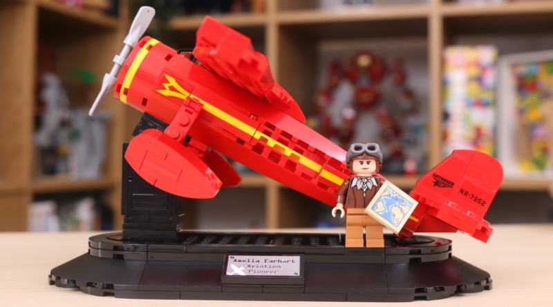 40450 Amelia Earhart Tribute is now free when you shop at LEGO.com