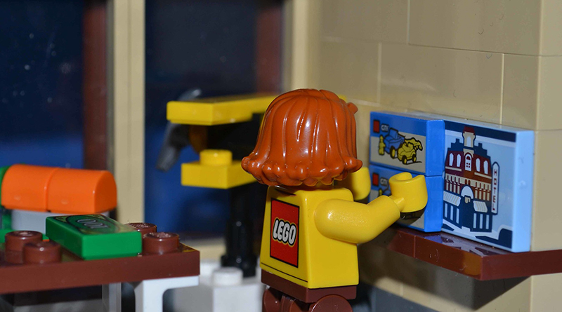 Brick Pic of the Day: Arranging the shelf